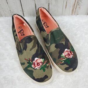 Art Class Floral Slip On Fashion Sneakers Green Camo Size 5